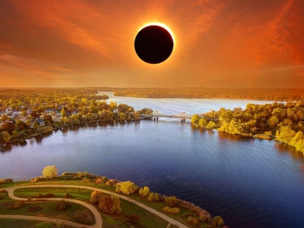 Partielle Sonnenfinsternis am 12. August 2026. Ganz so groß werden Mondschatten und Sonnensichel um 20.07 Uhr über der Havel nicht ausfallen, aber die Aussicht vom Schloss Babelsberg aus gibt das KI-generierte Bild laut Leibniz-Institut für Astrophysik Potsdam richtig wieder. - Adobe Stock / Montage API