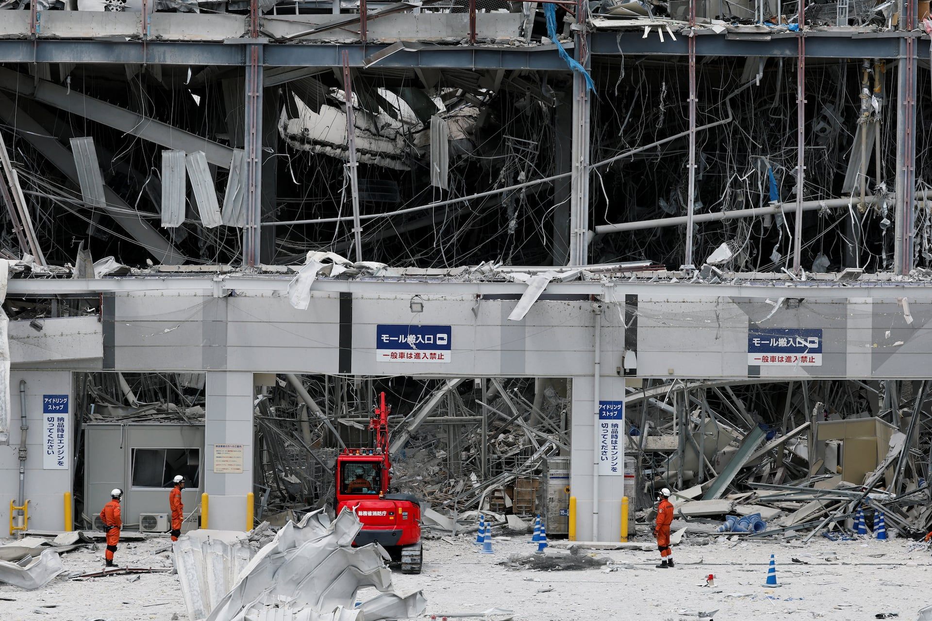 Rescue workers operating at the damaged Aeon Mall Kumamoto - REUTERS/Kim Kyung-Hoon