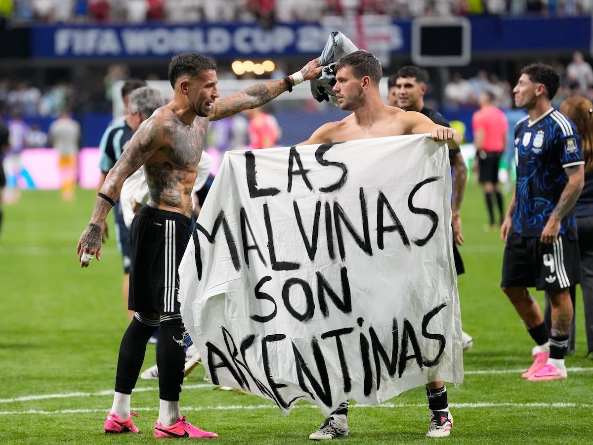 Argentina's Giovani Lo Celso holds a banner with the words "The Malvinas are Argentine" after the World Cup semifinal against England in Atlanta. - AP Photo/Rebecca Blackwell
