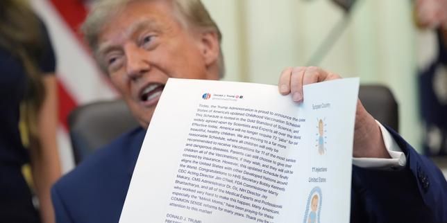 President Donald Trump holds up an image taken from his Truth Social account during a meeting in the Oval Office on August 10, 2026. - lemonde.fr