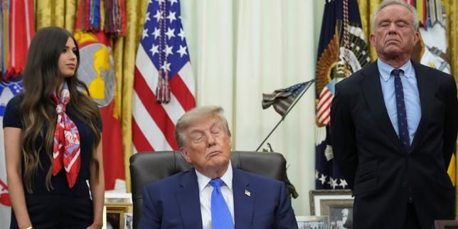 Donald Trump and Health and Human Services Secretary Robert F. Kennedy Jr. at the White House in Washington, DC, on August 10, 2026. - lemonde.fr