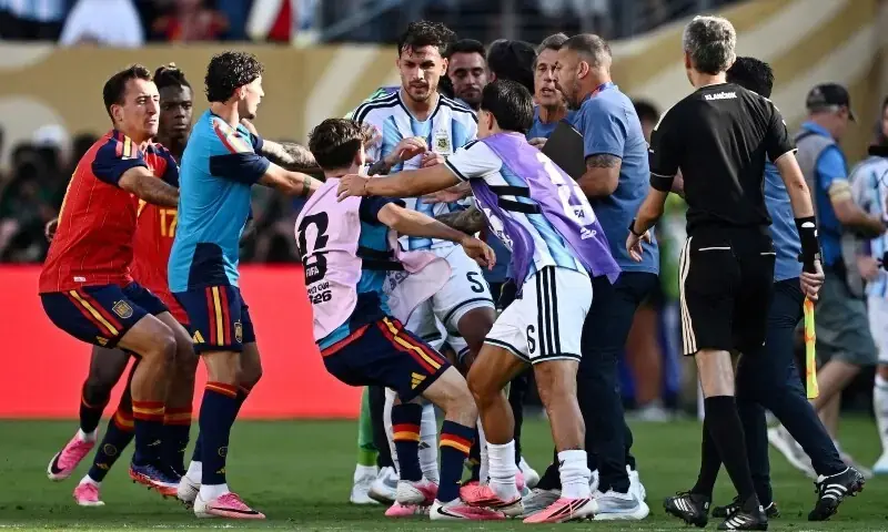 Argentina's Leandro Paredes and Lisandro Martinez clash with Spain's Gavi after the FIFA World Cup final match between Spain and Argentina at New Jersey Stadium, East Rutherford, New Jersey, US on July 19, 2026. - Reuters/File