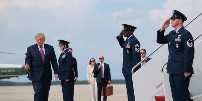 U.S. President Donald Trump gestures as he walks to board Air Force One at Joint Base Andrews, Maryland, on Aug. 27, 2026. - lemonde.fr