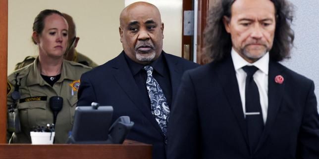 Duane Davis, center, and attorney Michael Sanft are led back to court after a jury found Davis guilty in the 1996 killing of Tupac Shakur. - lemonde.fr
