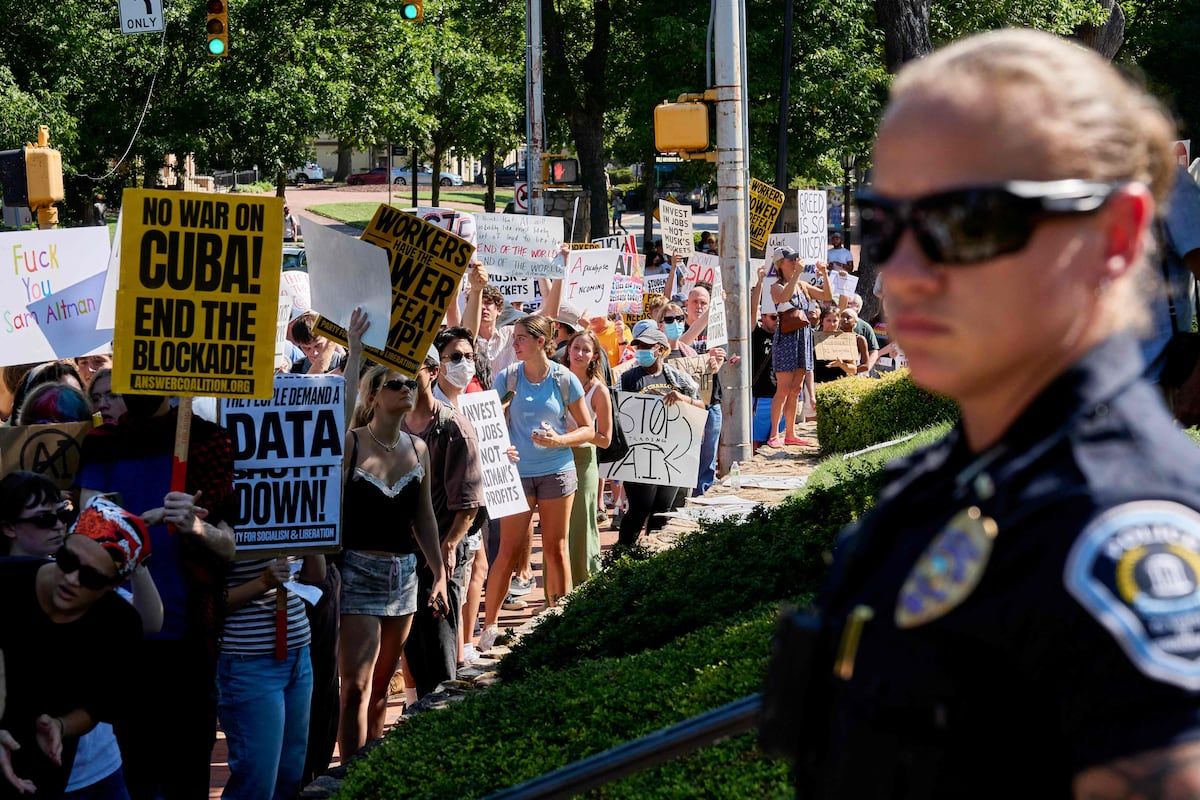 Protesters demonstrate against artificial intelligence and data centers during a G20 innovation ministerial meeting in Chapel Hill, North Carolina. - lalibre.be