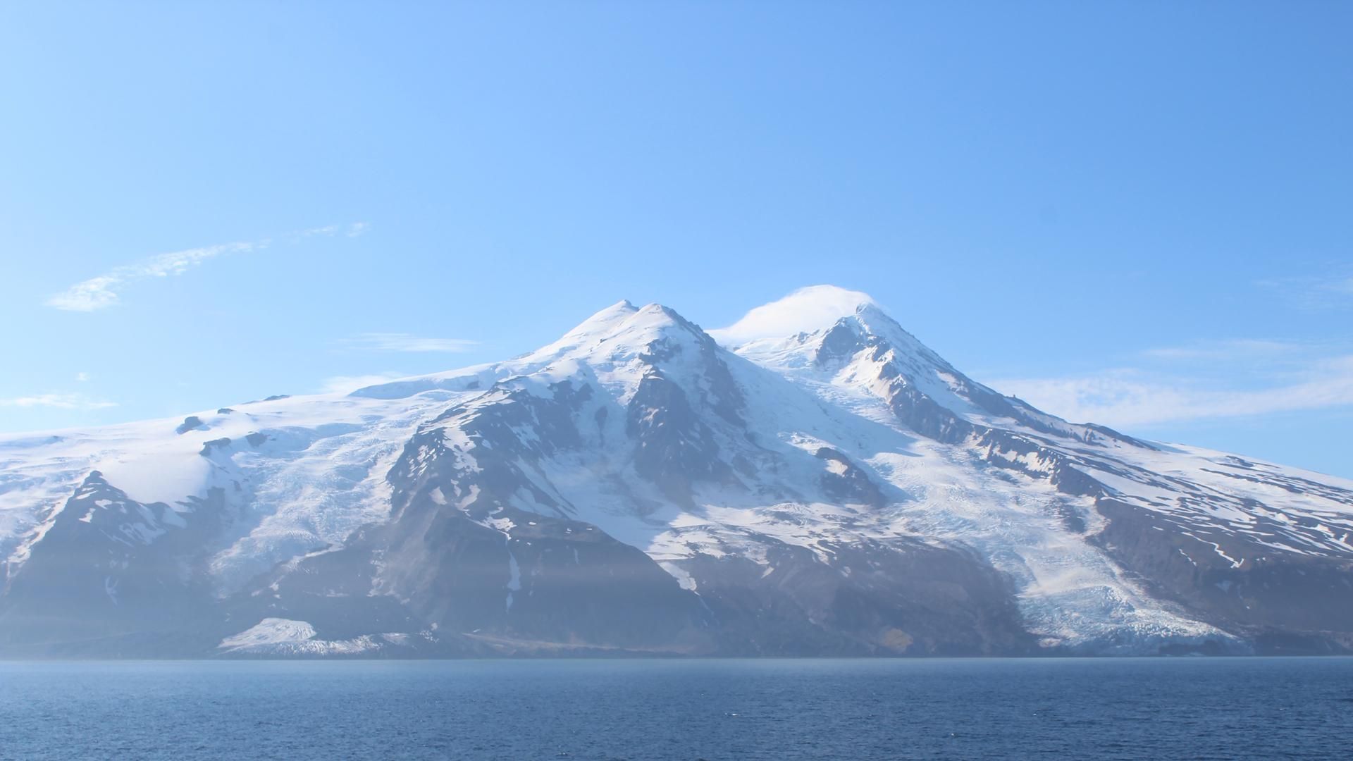 Kjerulf Glacier on Jan Mayen, where researchers reconstructed a rock avalanche triggered by the March 2025 earthquake. - mdr.de